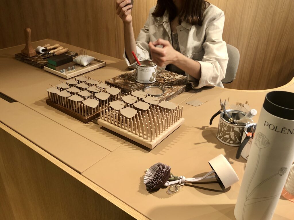 Polène ouvre une boutique éphémère « Fleuriste-Maroquinerie » jusqu’au 26 juillet 2025 au 67 rue Montmartre à Paris.