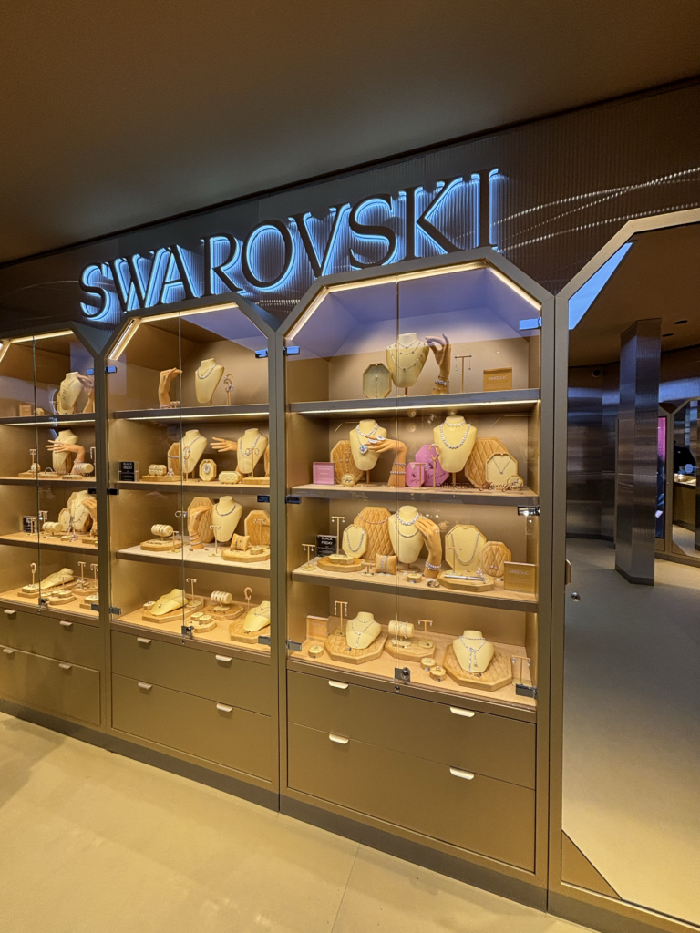 PopUp Swarovski à Paris, près de l'Arc de Triomphe