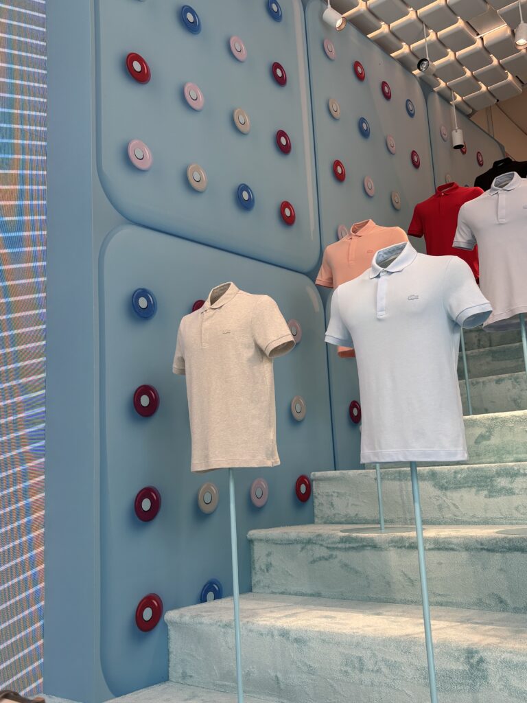 lacoste-polo-factory-scenographie-champs-elysees