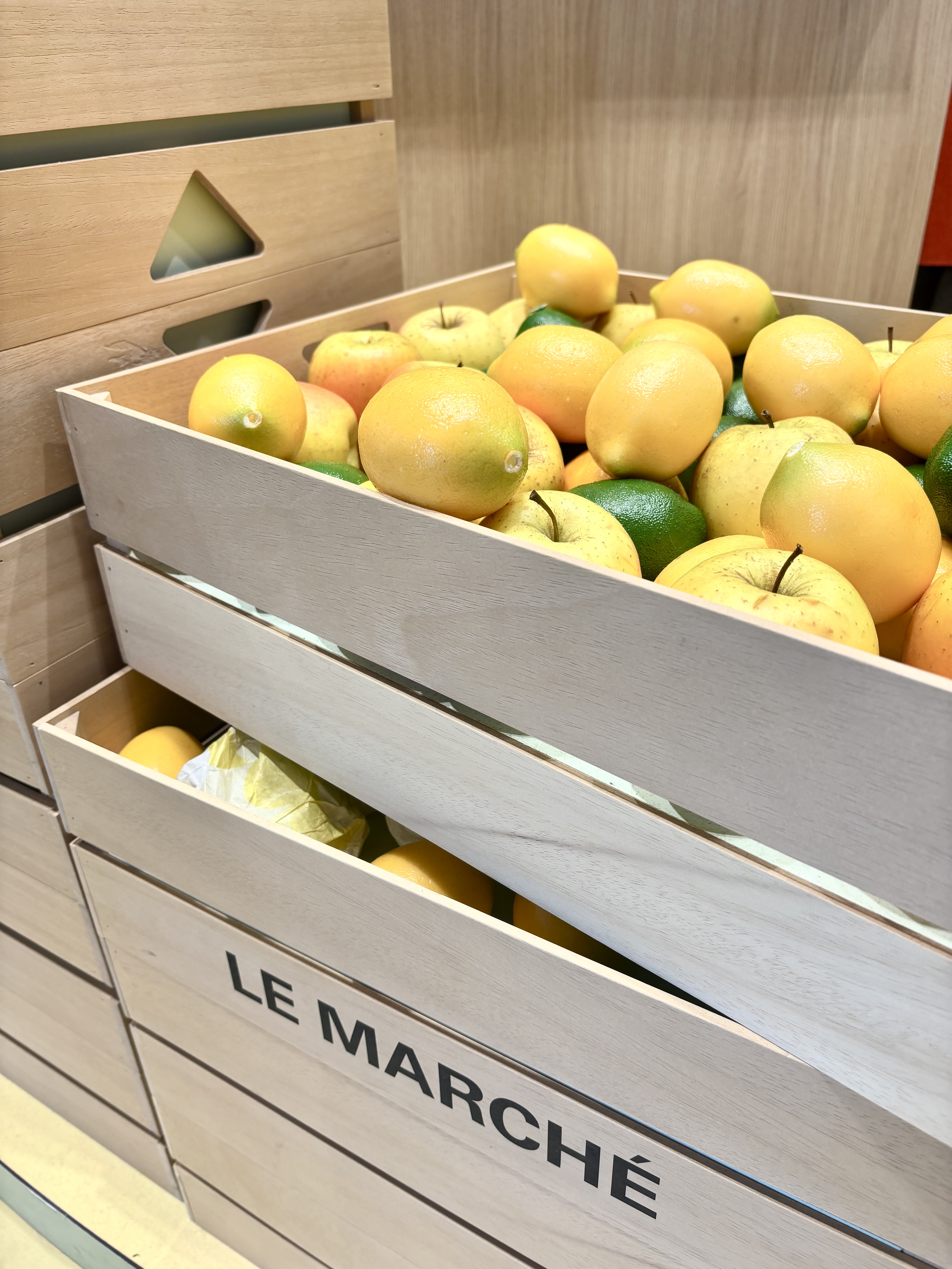 prada-beauty-spring-market-fruits-galeries-lafayette