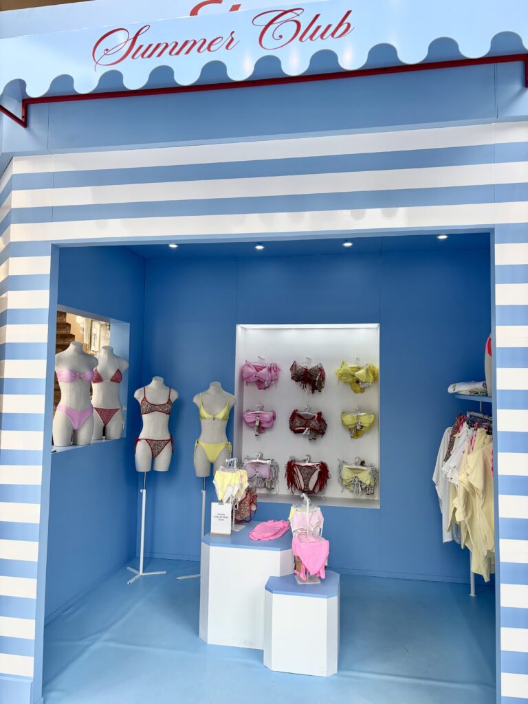 etam-summer-club-cabine-plage-interieur-magasin-retail tour Paris