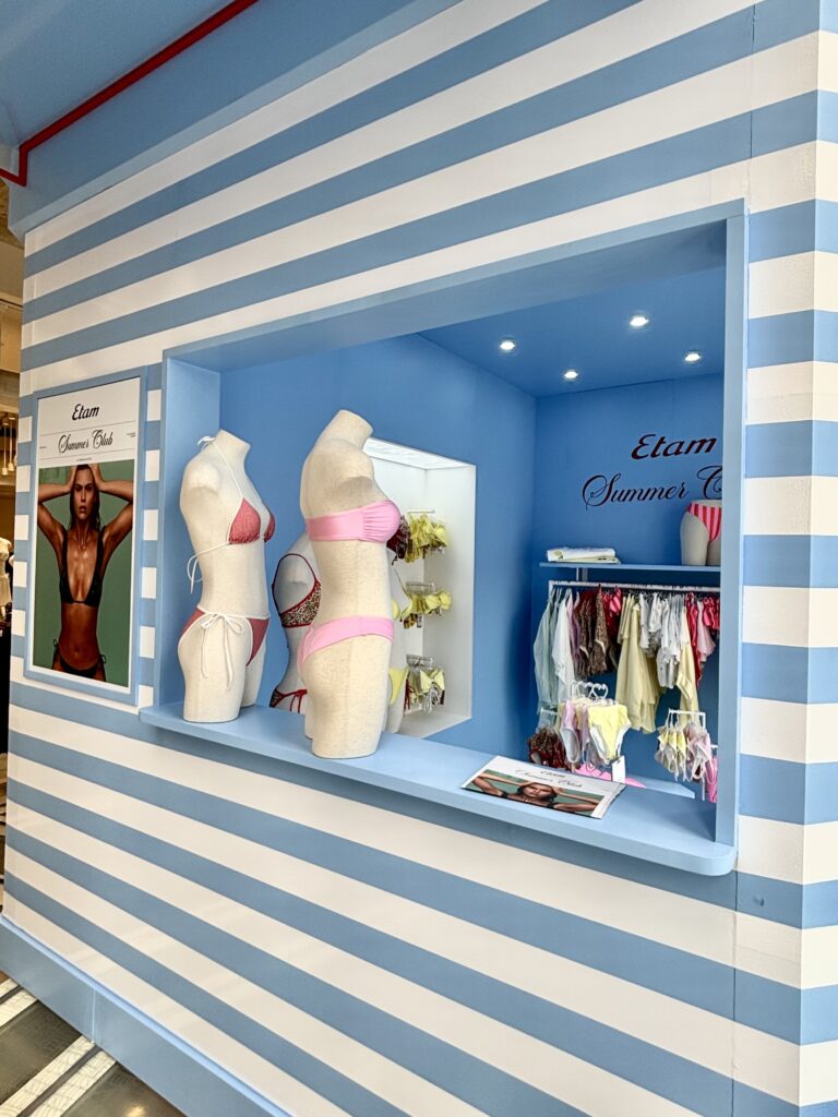 Photo 2 : etam-summer-club-cabine-plage-interieur-magasin