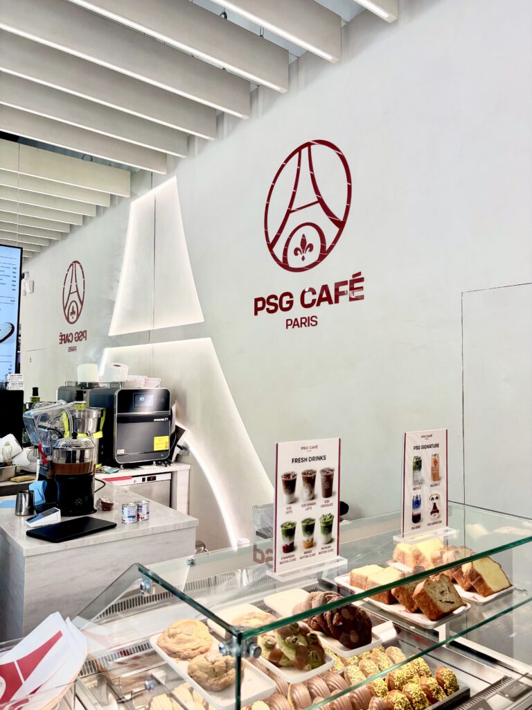 Psg-cafe-champs-elysees-comptoir-logo-retailtour- Lemens&partners-recrutement