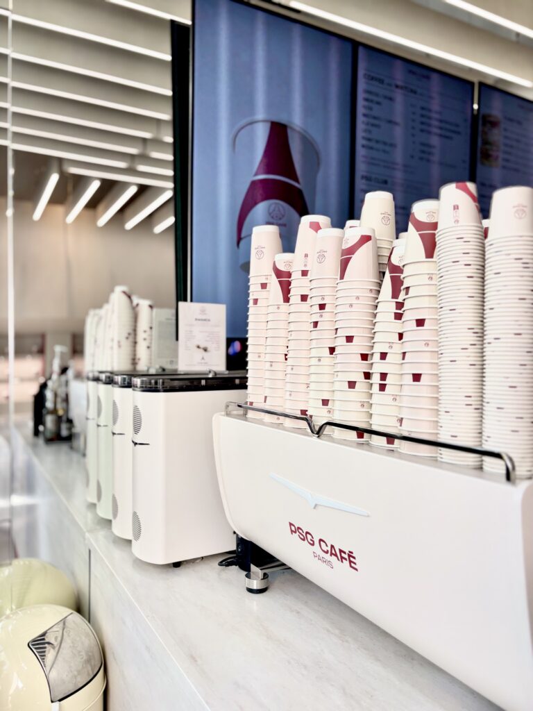 Psg-cafe-champs-elysees-comptoir-logo-retailtour- Lemens&partners-recrutement