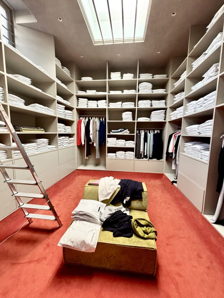 extreme-cashmere-amsterdam-bibliotheque-cachemire-moquette-orange