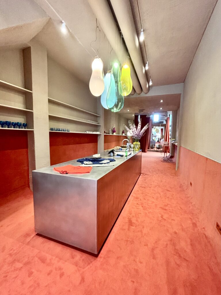 extreme-cashmere-amsterdam-bibliotheque-cachemire-moquette-orange