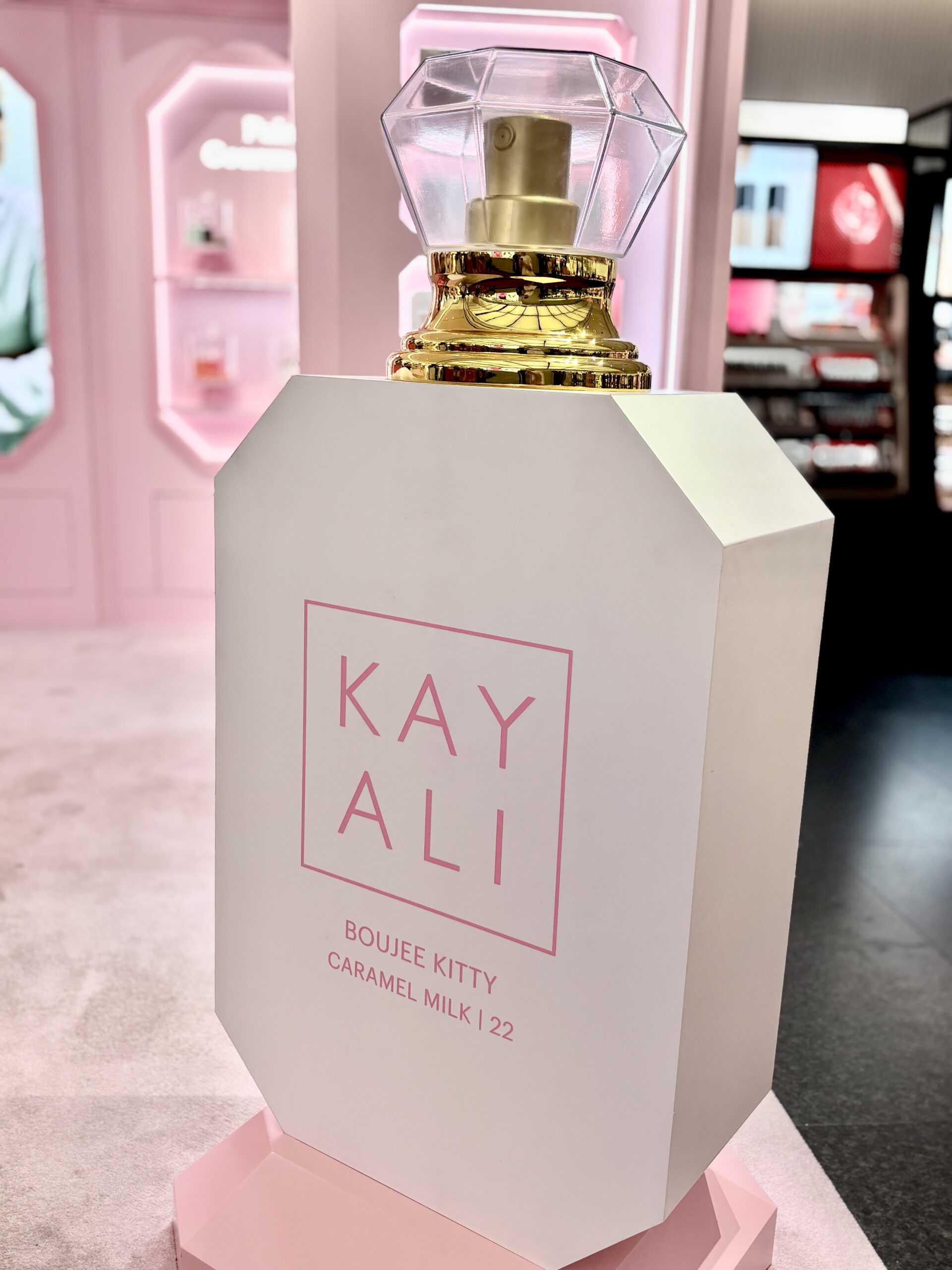 kayali-boujee-kitty-flacon-geant-pop-up-sephora