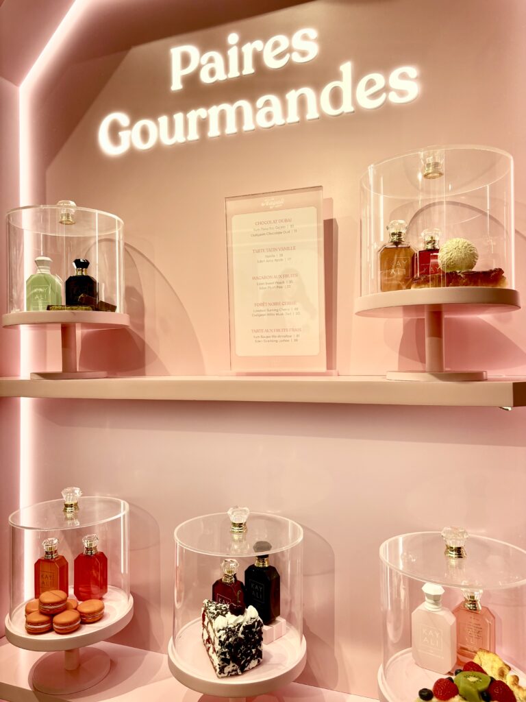 kayali-cafe-pop-up-mur-rose-paires-gourmandes-sephora
