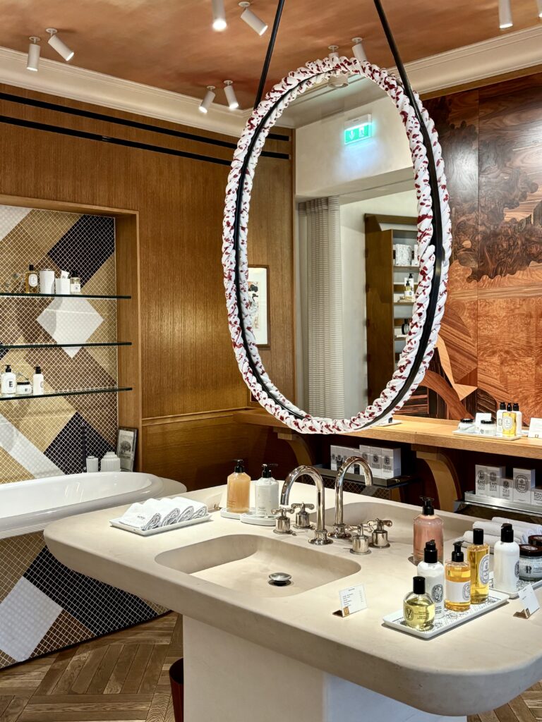 diptyque-salle-de-bain-miroir-suspendu-flagship-paris